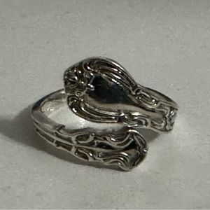 Adjustable spoon ring